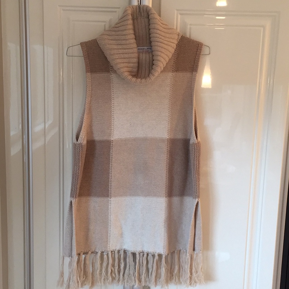 Sleeveless cow neck sweater